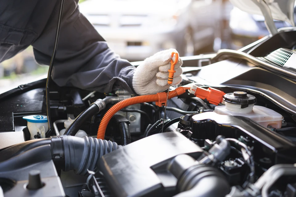Moteur automobile en cours de montage, vue rapprochée sur le système d'entraînement par courroie serpentine