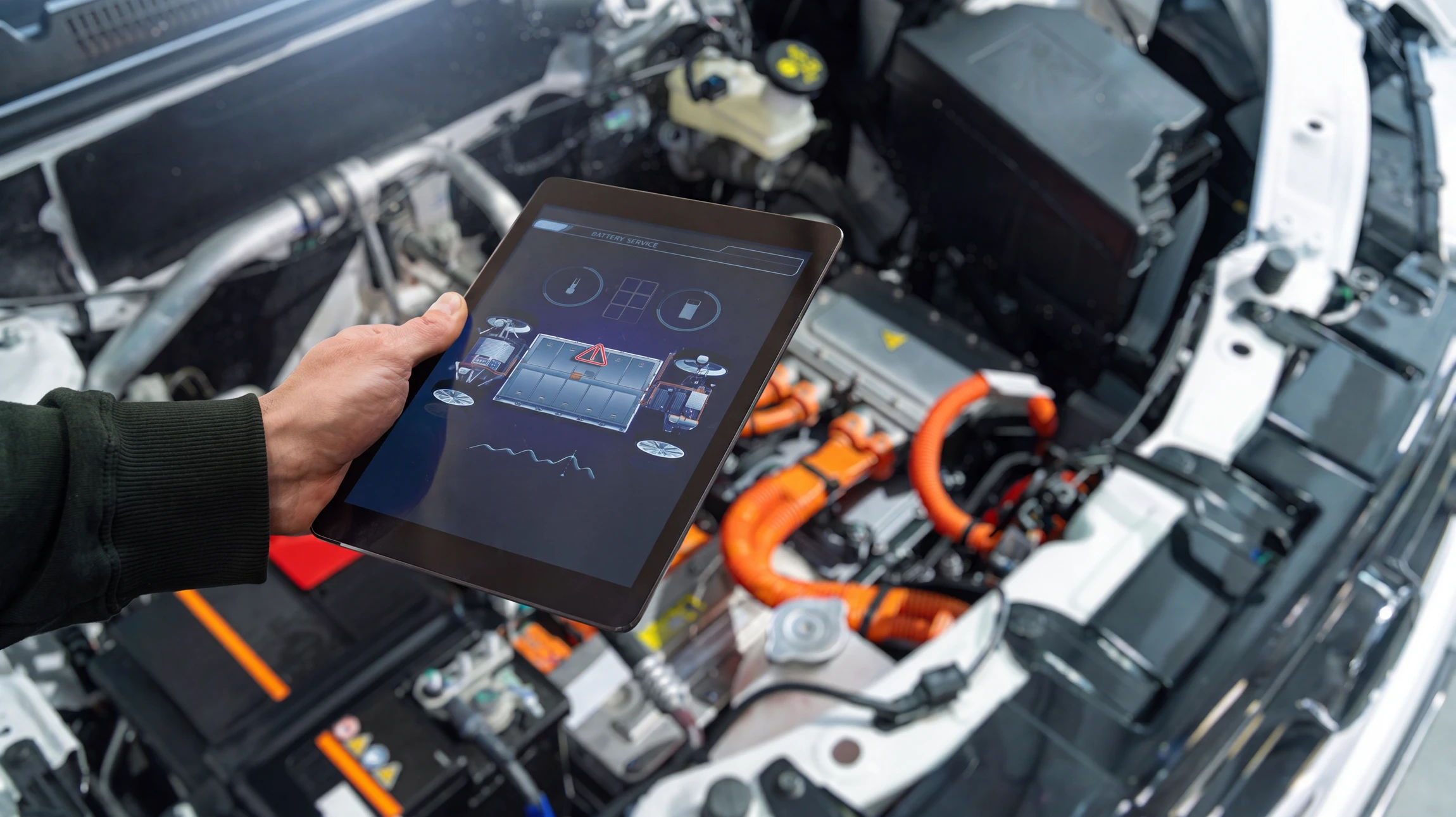 Compartiment moteur de véhicule électrique ou hybride ouvert, vue du dessus